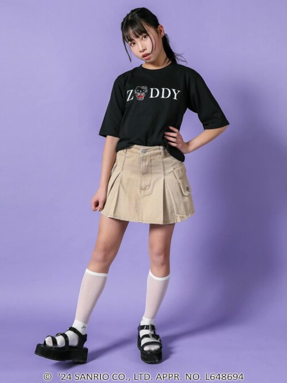 「コラボ、ストリート、女の子、キュート、キティーちゃん、韓国ファッション、ZIDDY、お洒落さんと繋がりたい、y2k、人気アイテムをチェック！」｜「ZIDDYの【 ニコ☆プチ 掲載 】【ハローキティ×ZIDDY】ラインストーンロゴTシャツ(130~160cm)（Tシャツ/カットソー、ブラック系）」を使った、BEBE ONLINE STOREさん（キッズ・151cm）の春コーディネートの1枚目の写真