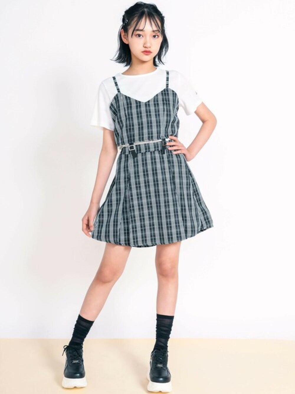 「セットアップ、カジュアル、ストリート、ビスチェ、女の子、韓国ファッション、ZIDDY、お洒落さんと繋がりたい、y2k、人気アイテムをチェック！」｜「ZIDDYの【 ニコ☆プチ 掲載 】ビスチェ&Tシャツ＆インパンツ付きスカート3点セット(130~160cm)（アンサンブル、その他）」を使った、BEBE ONLINE STOREさん（キッズ・162cm）の春コーディネートの1枚目の写真