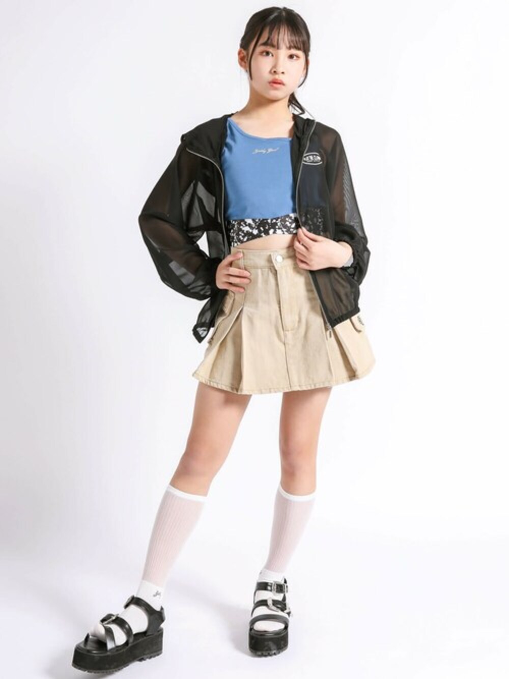 「ジャケット、カジュアル、ショートパンツ、女の子、韓国ファッション、ZIDDY、お洒落さんと繋がりたい、y2k、シア―ブルゾン、人気アイテムをチェック！」｜「ZIDDYの【 ニコ☆プチ 掲載 】【 UVカット 】フード付きシアーブルゾン(130~160cm)（Tシャツ/カットソー、ホワイト系）」を使った、BEBE ONLINE STOREさん（キッズ・151cm）の春コーディネートの1枚目の写真