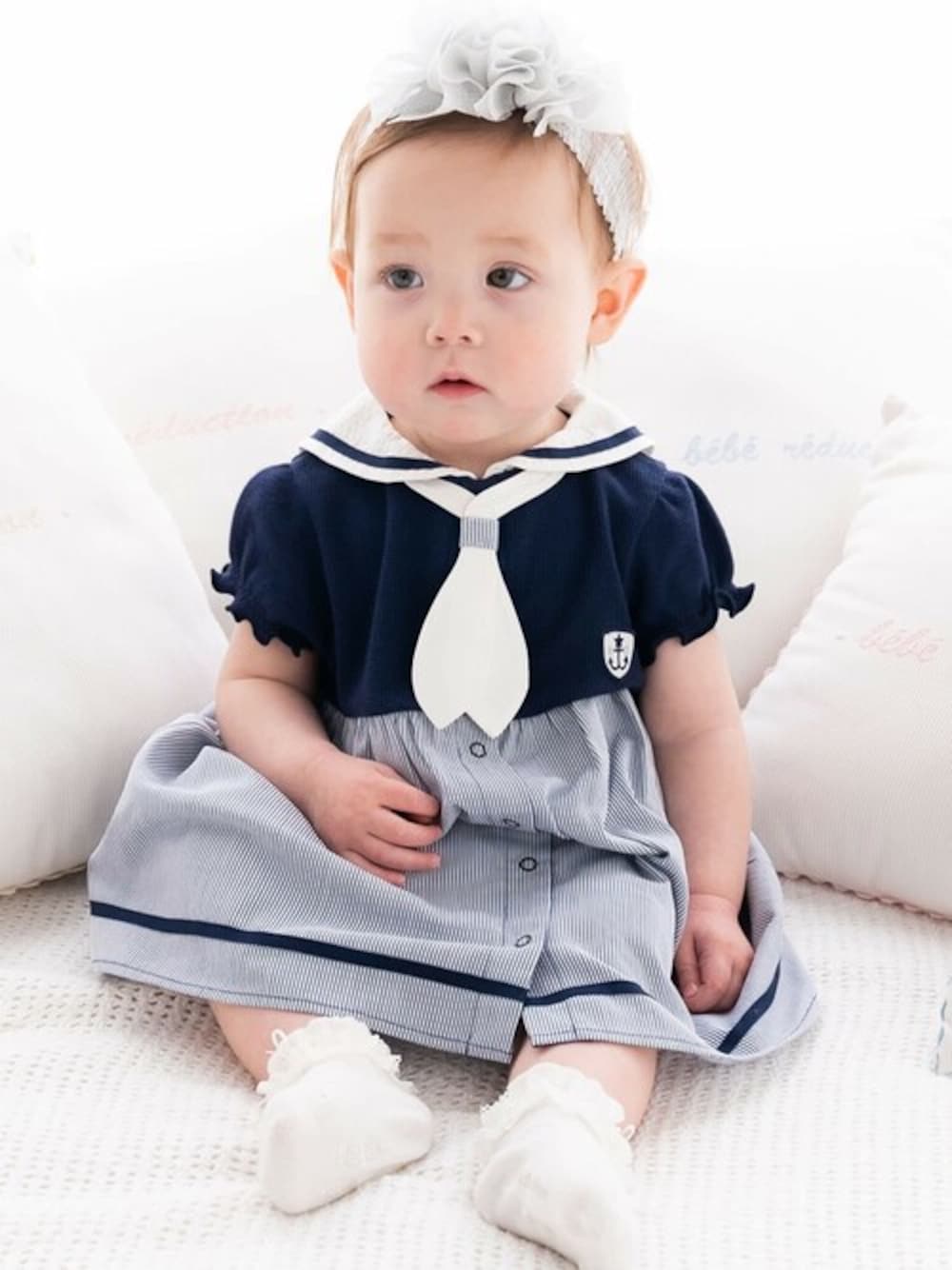 ホワイト系のワンピースを着用したキッズの春コーディネートの1枚目の写真