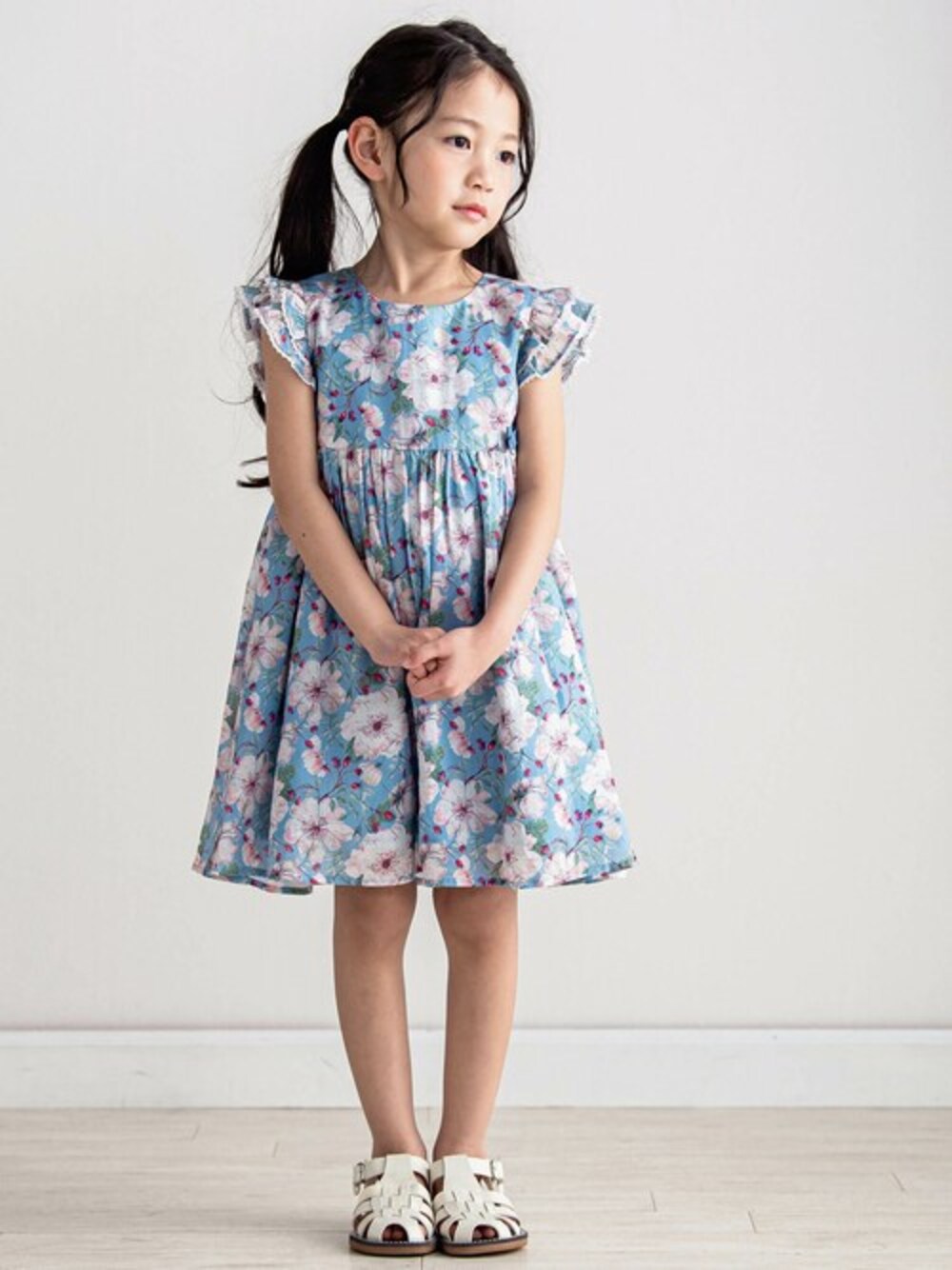 「お出かけコーデ、女の子、夏コーデ、かわいい、女の子コーデ、Tartine et Chocolat、タルティーヌ エ ショコラ」｜「Tartine et Chocolatの【日本製】【お揃い】リバティ(DorsetRose)セルロースリボン付きワンピース(90~140cm)（ワンピース、ブルー系）」を使った、BEBE ONLINE STOREさん（キッズ・106cm）の春コーディネートの1枚目の写真