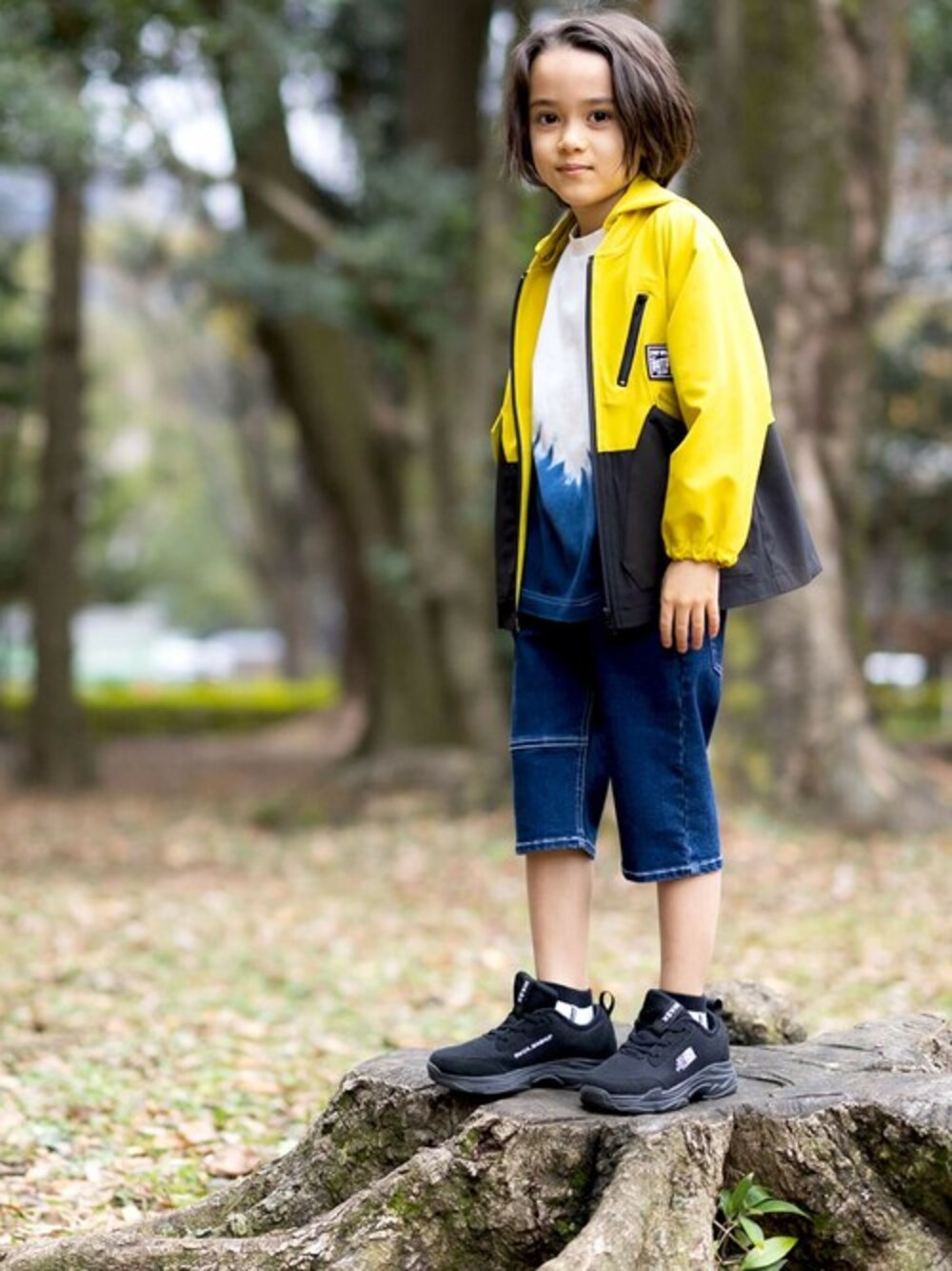 「アウター、アウトドア、お出かけコーデ、男の子、かっこいい、男の子コーデ、WASK、ワスク」｜「WASKの【速乾/接触冷感】バイカラーポリエステルリップワッペンパーカー(100~160cm)（マウンテンパーカー、イエロー系）」を使った、BEBE ONLINE STOREさん（キッズ・115cm）の春コーディネートの1枚目の写真