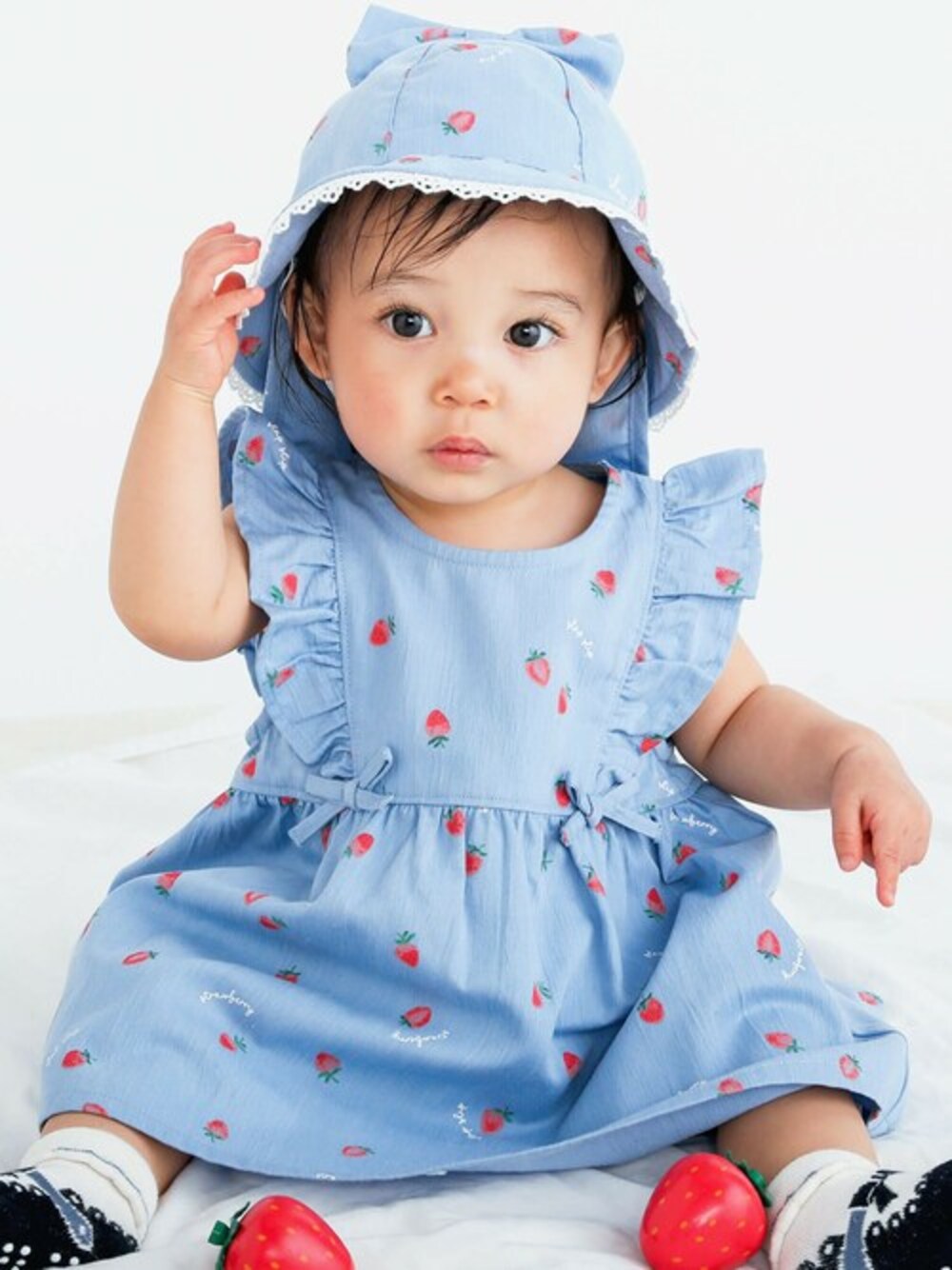 ブルー系のワンピース、ブルー系のその他ベビー用品、ブルー系のベビーシューズ/ベビーソックスを着用したキッズの春コーディネートの1枚目の写真