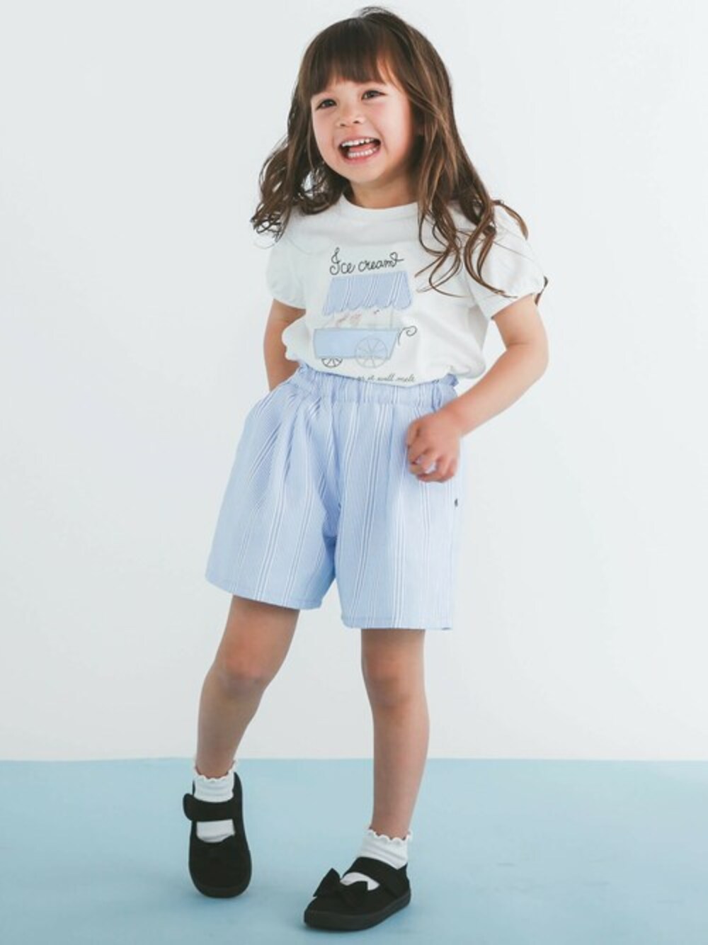 ホワイト系のTシャツ/カットソー、ブルー系のその他パンツを着用したキッズの春コーディネートの1枚目の写真
