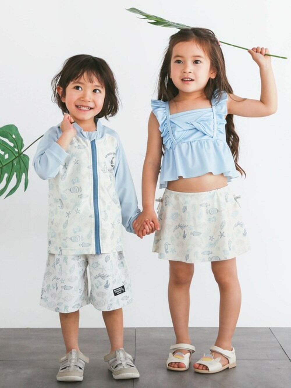 「キッズコーデ、男の子、女の子、水着、女の子コーデ、男の子コーデ、スイムウェア、キッズファッション、SLAPSLIP、スラップスリップ」｜「SLAP SLIPの恐竜/海のいきもの総柄ジップ付きラッシュガード(90~130cm)（ラッシュガード、ブルー系）」を使った、BEBE ONLINE STOREさん（キッズ・96cm）の春コーディネートの1枚目の写真