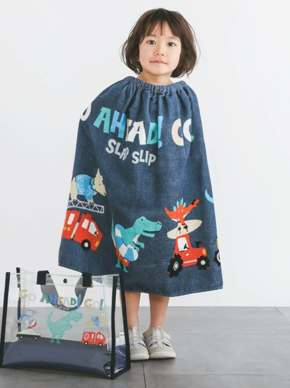 「カジュアル、キッズコーデ、男の子、男の子コーデ、キッズファッション、スイムバック、SLAPSLIP、ラップタオル、スラップスリップ、スイムバッグ」｜「SLAP SLIPの恐竜人魚プリントラップタオル（スイムグッズ、ブルー系）」を使った、BEBE ONLINE STOREさん（キッズ・96cm）の春コーディネートの1枚目の写真