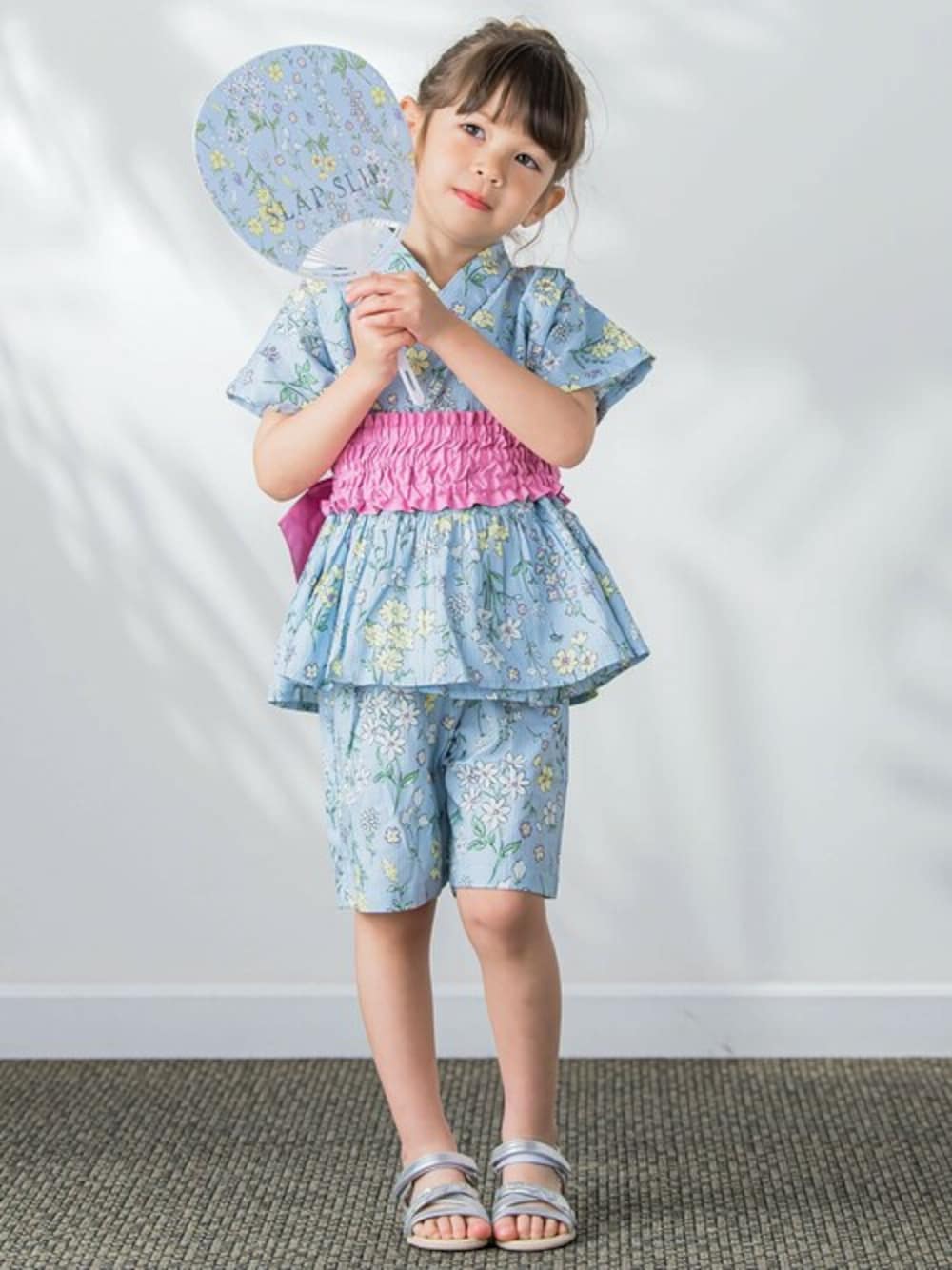 「キッズコーデ、甚平、女の子、花火大会、女の子コーデ、夏祭り、お揃いコーデ、キッズファッション、SLAPSLIP、スラップスリップ」｜「SLAP SLIPの【お揃い】イチゴ花総柄甚平+作り帯セット(80~130cm)（浴衣、ブルー系）」を使った、BEBE ONLINE STOREさん（キッズ・106cm）の春コーディネートの1枚目の写真