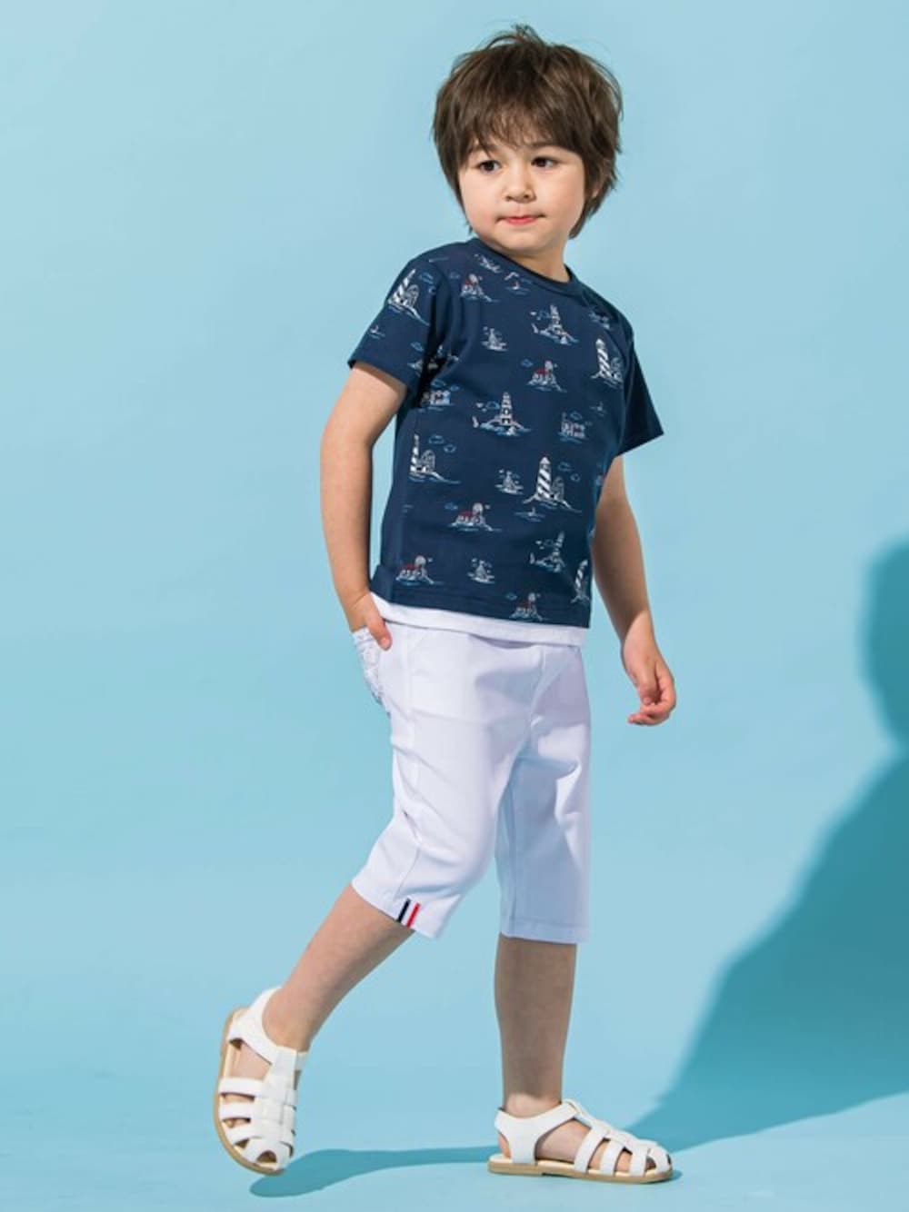 「BeBe、総柄トップス、男の子、マリンコーデ、ネイビー×ホワイト、夏コーデ、爽やかコーデ、サマースタイル、Tシャツコーデ、べべ」｜「BeBeの灯台マリンプリント天竺半袖Tシャツ(90~150cm)（Tシャツ/カットソー、ブルー系）」を使った、BEBE ONLINE STOREさん（キッズ・115cm）の夏コーディネートの1枚目の写真