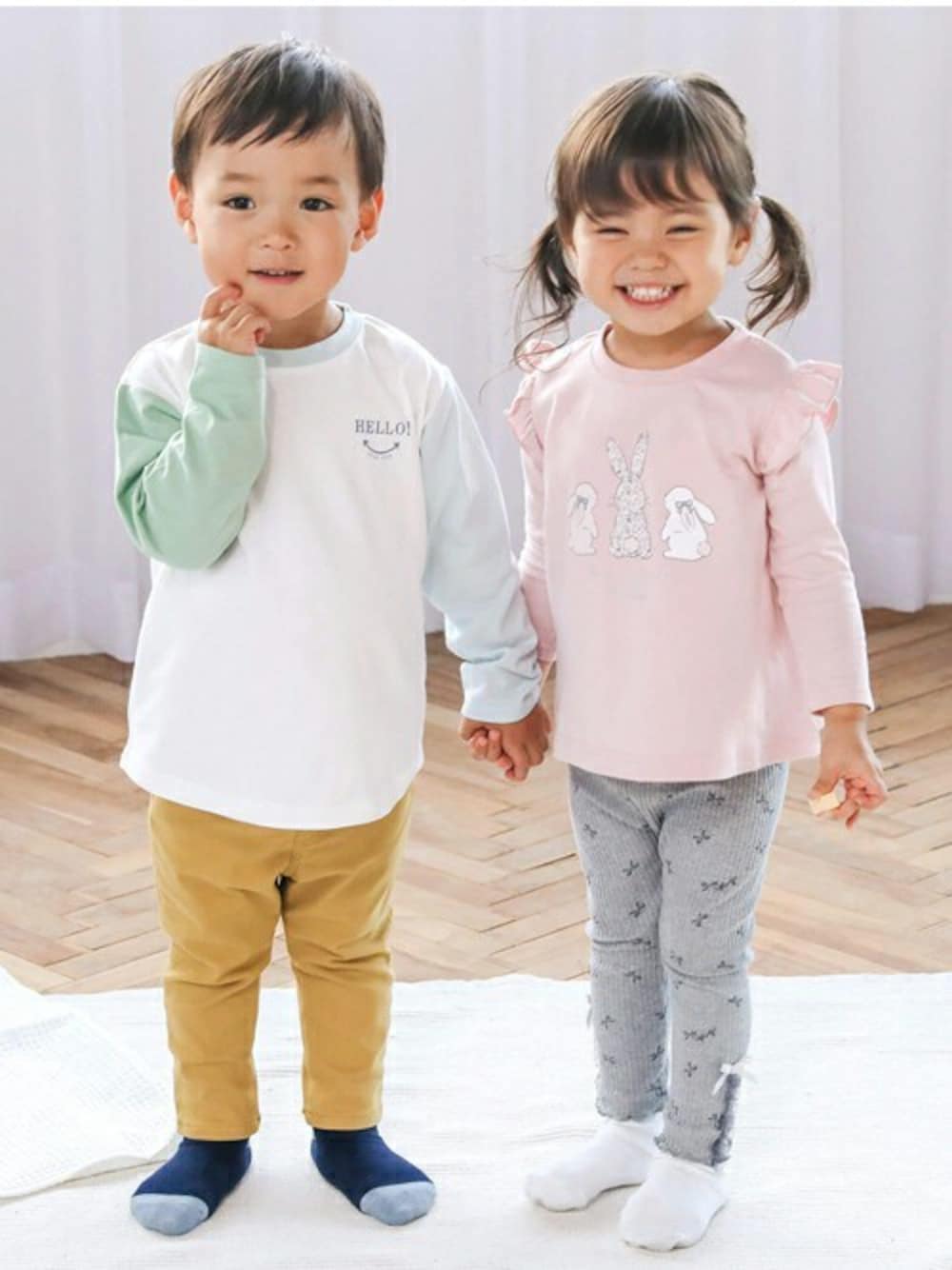 「プチプラコーデ、女の子コーデ、男の子コーデ、公園スタイル、通学コーデ、通園コーデ、スラップスリップ、SLAP SLIP、防汚加工」｜「SLAP SLIPの【ラクのび】ストレッチツイルデニムシンプルパンツ(80~130cm)（デニムパンツ、イエロー系）」を使った、BEBE ONLINE STOREさん（キッズ・90cm）の秋コーディネートの1枚目の写真