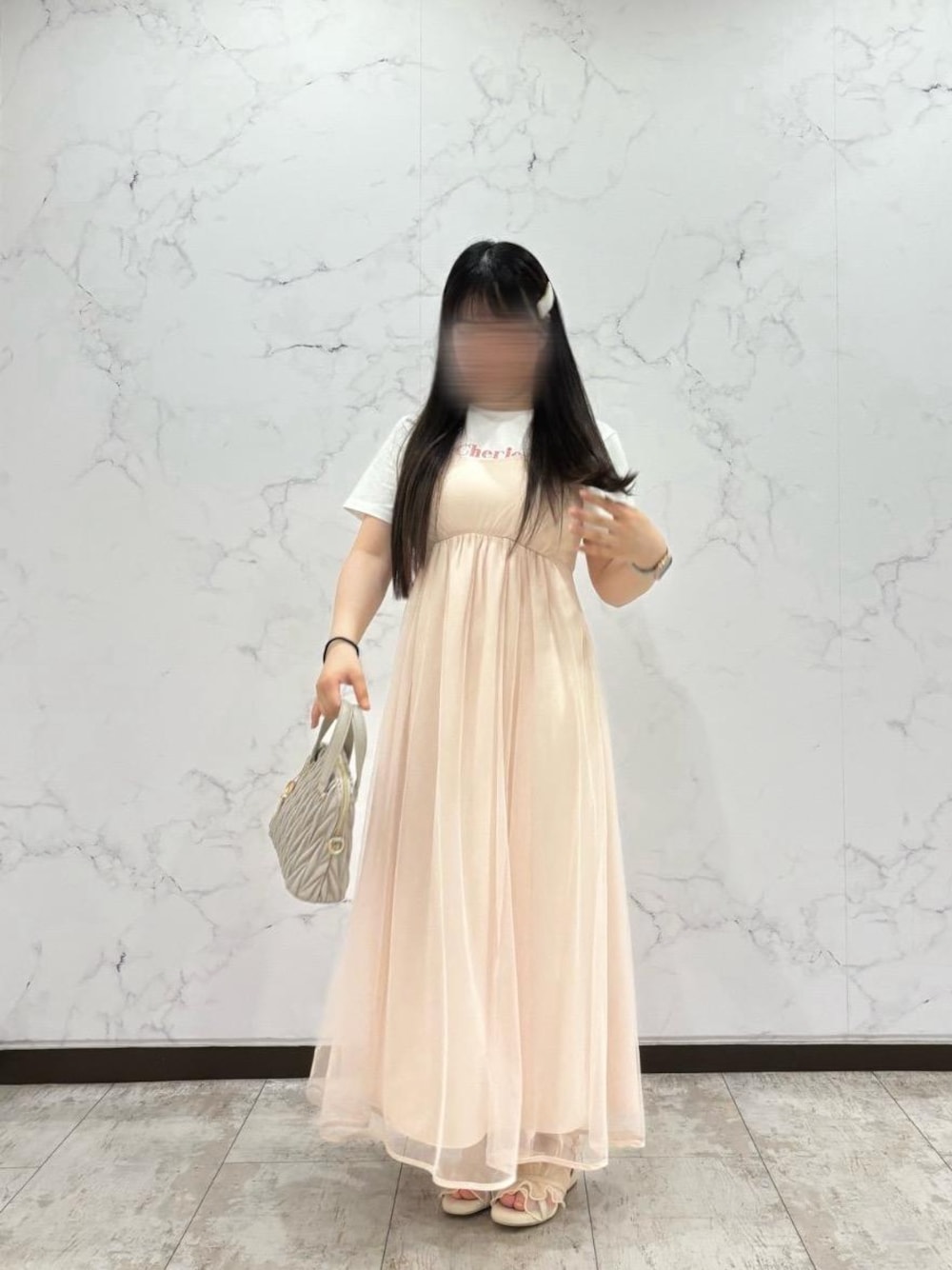ピンク系のワンピース、ホワイト系のサンダル、ピンク系のTシャツ/カットソーを着用したレディースの夏コーディネートの1枚目の写真