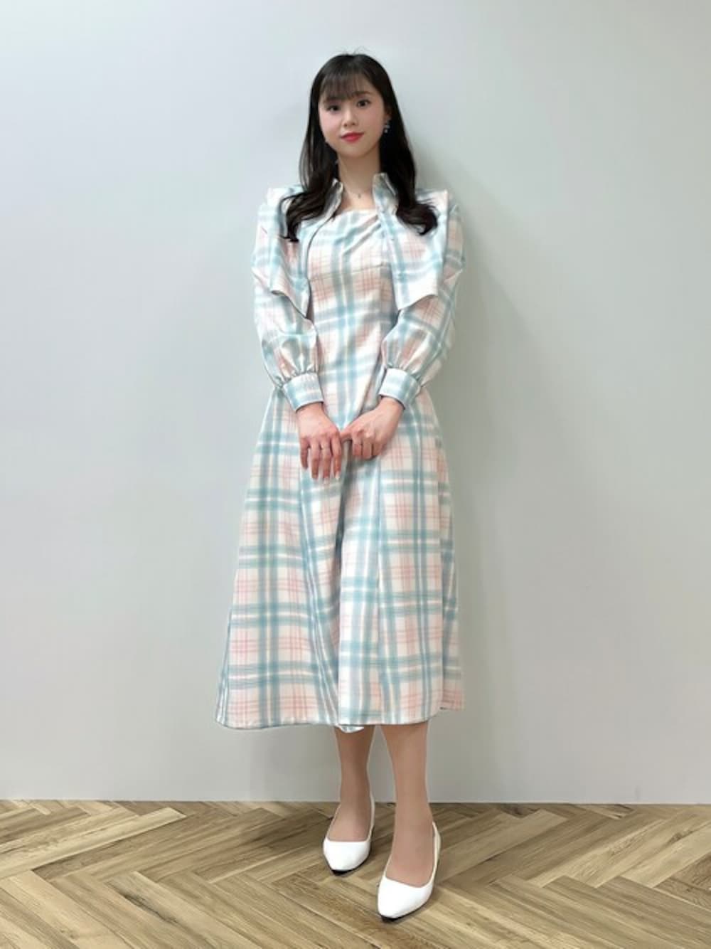 「セットアップ、大人カジュアル、プチプラ、earth music&ecology、きれいめカジュアル、春コーデ、キャミワンピ、韓国ファッション、高身長女子、ショットジャケット」｜「earth music&ecologyのCHECKショートシャツジャケット（ブルゾン、グリーン系）」を使った、jiyeonさん（レディース・170cm）の春コーディネートの1枚目の写真