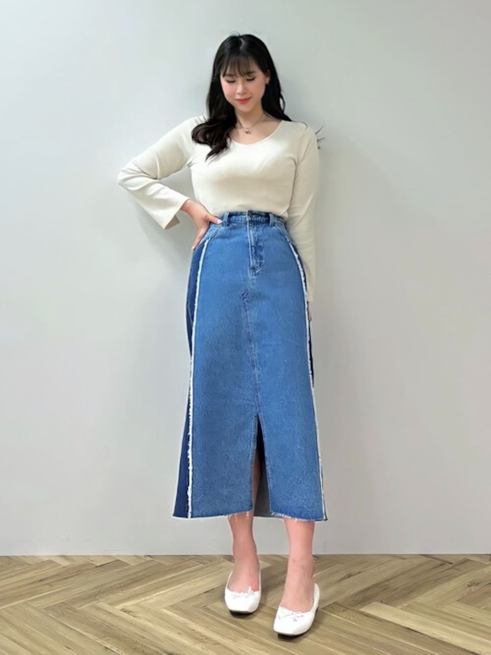 「デニム、カジュアル、シンプル、LEE、ロングスカート、プチプラ、earth music&ecology、春コーデ、韓国ファッション、高身長女子」｜「earth music&ecologyの2WAYネックリブプルオーバー（Tシャツ/カットソー、ホワイト系）」を使った、jiyeonさん（レディース・170cm）の春コーディネートの1枚目の写真