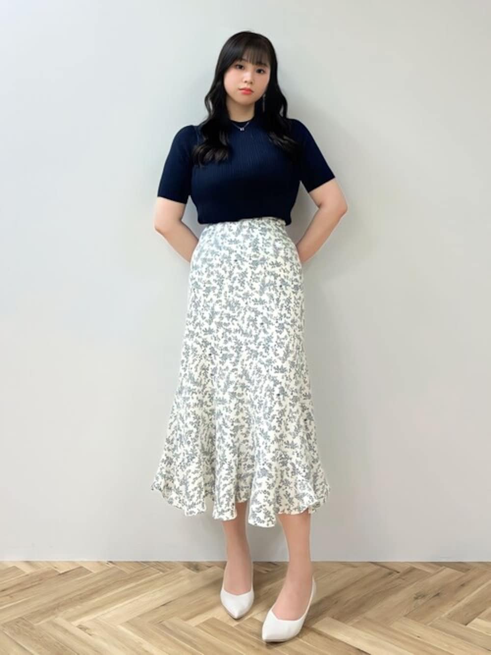 「花柄、ロングスカート、キレイめ、プチプラ、earth music&ecology、春夏コーデ、夏コーデ、半袖ニット、韓国ファッション、高身長女子」｜「earth music&ecologyのショルダーボタンリブニットプルオーバー（ニット/セーター、ブルー系）」を使った、jiyeonさん（レディース・170cm）の春コーディネートの1枚目の写真