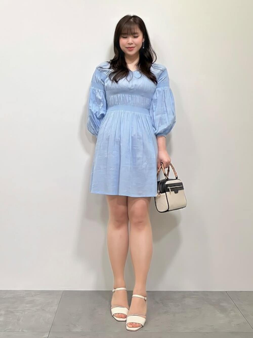 「ワンピース、キレイめ、プチプラ、earth music&ecology、デートスタイル（WOMEN）、夏コーデ、大人ガーリー、ミニワンピース、韓国ファッション、高身長女子」｜「earth music&ecologyのシャーリングチュニック（チュニック、ブルー系）」を使った、jiyeonさん（レディース・170cm）の春コーディネートの1枚目の写真