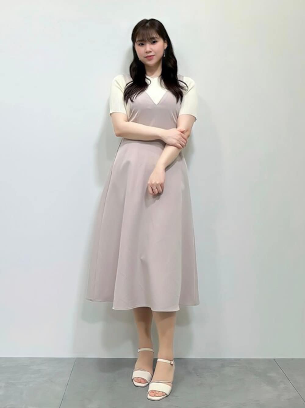 「ワンピース、ジャンスカ、プチプラ、earth music&ecology、春夏コーデ、夏コーデ、半袖ニット、着回しコーデ、韓国ファッション、高身長女子」｜「earth music&ecologyのショルダーボタンリブニットプルオーバー（ニット/セーター、ホワイト系）」を使った、jiyeonさん（レディース・170cm）の春コーディネートの1枚目の写真