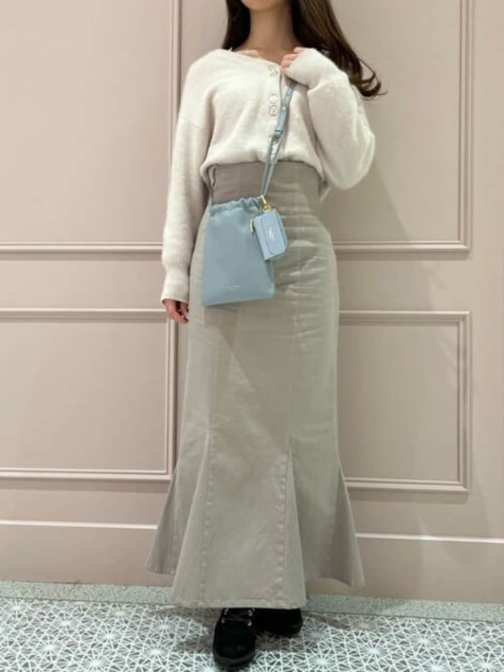 「大人女子、スカートスタイル、ベージュコーデ、ブルー x ホワイト、サマンサタバサ、ニットコーデ、フェミニンコーデ、サマンサタバサプチチョイス、Samantha Thavasa Petit Choice、スマホショルダー」｜「Samantha Thavasa Petit Choiceのシンプルレザー巾着ショルダーバッグ（ハンドバッグ、ブルー系）」を使った、SamanthaThavasaPetitChoiceShopStaffさん（レディース・160cm）の冬コーディネートの1枚目の写真