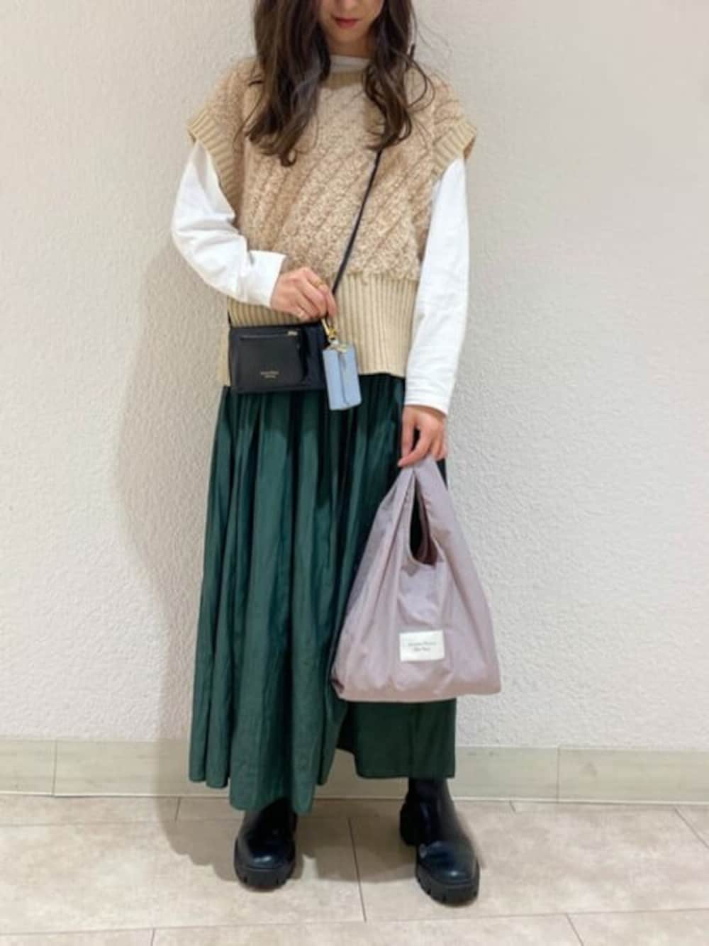 「ニット、スカート、グリーン、大人カジュアル、おでかけ、キーケース、サマンサタバサプチチョイス、Samantha Thavasa Petit Choice、スマホショルダー」｜「Samantha Thavasa Petit Choiceのシンプルレザーウォレットショルダー エコバッグ付き（ハンドバッグ、ブラック系）」を使った、SamanthaThavasaPetitChoiceShopStaffさん（レディース・160cm）の冬コーディネートの1枚目の写真