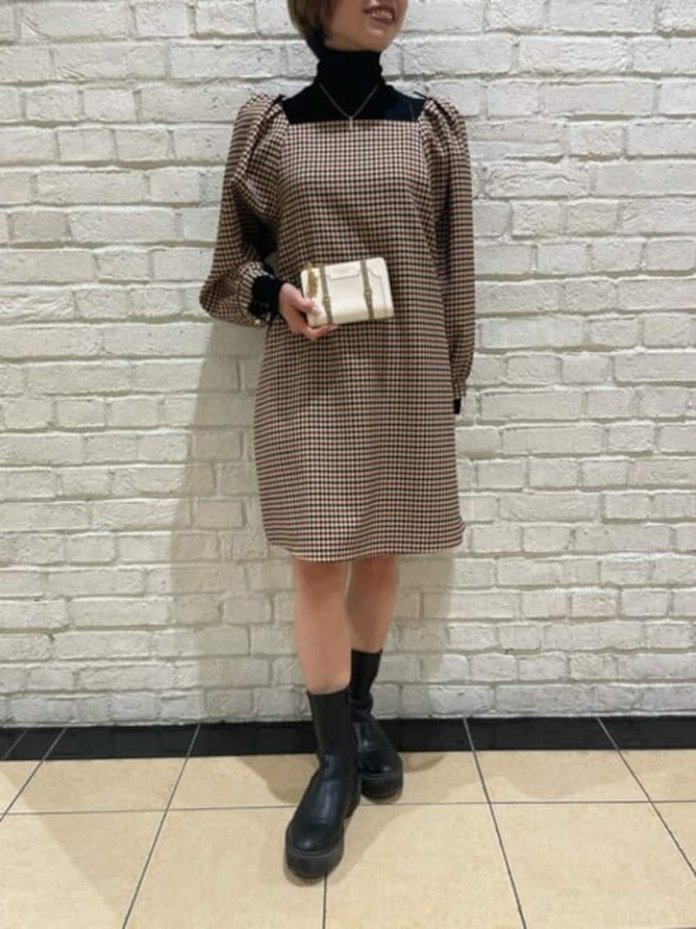 「チェック、ワンピース、ホワイト、ブラウンコーデ、サマンサタバサプチチョイス、Samantha Thavasa Petit Choice」｜「Samantha Thavasa Petit Choiceのトロッターケースモチーフ  折財布（財布、ホワイト系）」を使った、SamanthaThavasaPetitChoiceShopStaffさん（レディース・160cm）の冬コーディネートの1枚目の写真