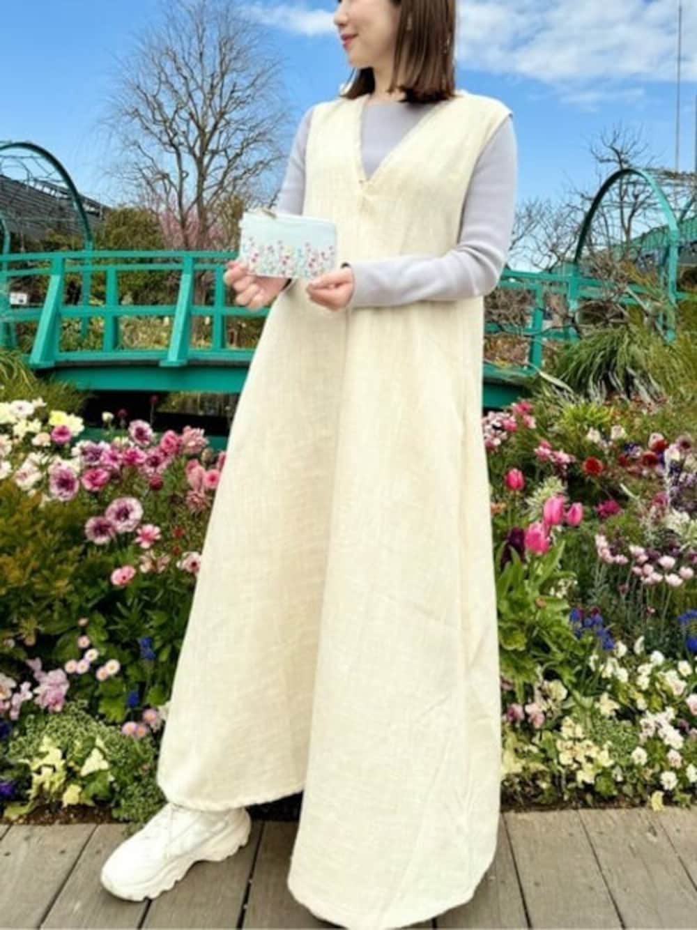 「ブルー、花柄、キレイめ、フラワープリント、Samantha Thavasa、かわいい、サマンサタバサ、サマンサタバサプチチョイス、Samantha Thavasa Petit Choice、フラグメントケース」｜「Samantha Thavasa Petit Choiceのフラワーガーデン フラグメントケース（その他小物、ブルー系）」を使った、SamanthaThavasaPetitChoiceShopStaffさん（レディース・160cm）の秋コーディネートの1枚目の写真