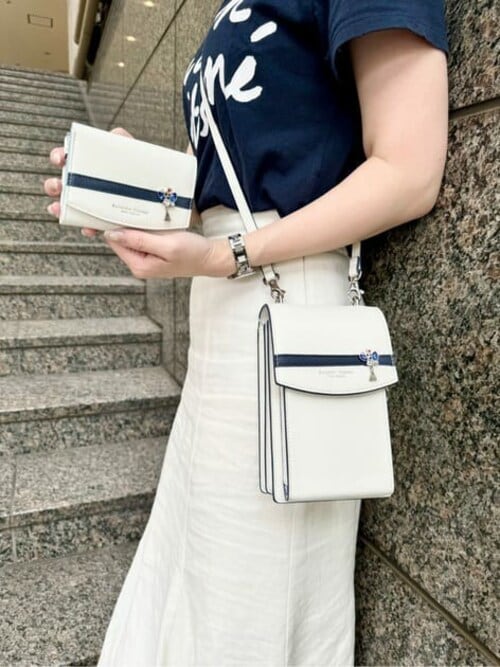 サマンサタバサ コナンコラボ 怪盗キッドモデル スマホショルダー