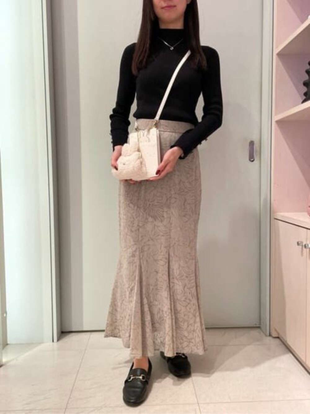 「コラボ、ポーチ、Samantha Thavasa、ミッフィー、かわいい、miffy、サマンサタバサ、サマンサタバサプチチョイス、Samantha Thavasa Petit Choice、スマホショルダー」｜「Samantha Thavasa Petit Choiceの「ミッフィーコレクション」スマホショルダー（ショルダーバッグ、ホワイト系）」を使った、SamanthaThavasaPetitChoiceShopStaffさん（レディース・160cm）の冬コーディネートの1枚目の写真