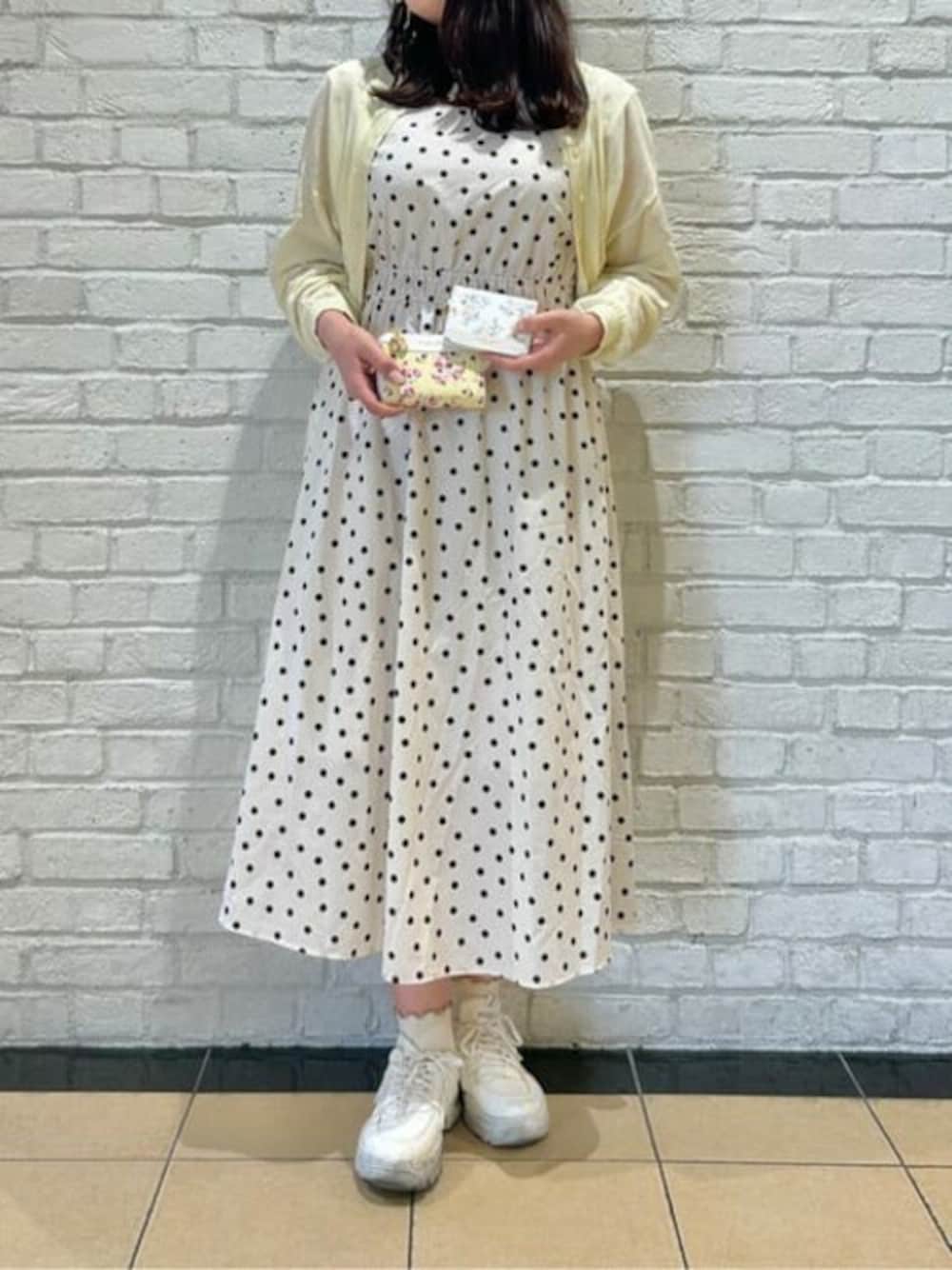 「ワンピース、イエロー、花柄、水玉、フラワープリント、春コーデ、Samantha Thavasa、サマンサタバサ、サマンサタバサプチチョイス、Samantha Thavasa Petit Choice」｜「Samantha Thavasa Petit Choiceのフラワーブーケ 折財布（財布、イエロー系）」を使った、SamanthaThavasaPetitChoiceShopStaffさん（レディース・160cm）の春コーディネートの1枚目の写真