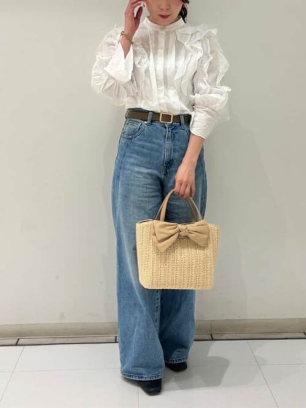 「デニム、カジュアル、デニムパンツ、かごバッグ、シャツスタイル、Samantha Thavasa、カゴバック、サマンサタバサ、サマンサタバサプチチョイス、Samantha Thavasa Petit Choice」｜「Samantha Thavasa Petit Choiceのビッグリボンかごバッグ（トートバッグ、ベージュ系）」を使った、SamanthaThavasaPetitChoiceShopStaffさん（レディース・160cm）の春コーディネートの1枚目の写真
