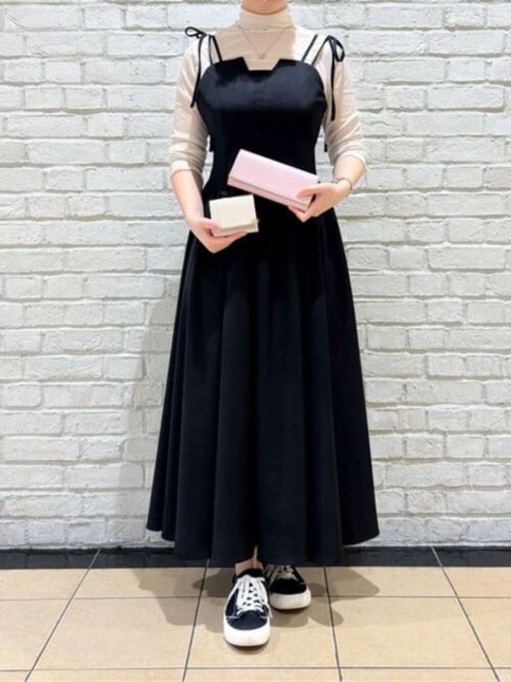 「ワンピース、ブラック、ピンク、ベージュ、財布、きれいめカジュアル、Samantha Thavasa、サマンサタバサ、サマンサタバサプチチョイス、Samantha Thavasa Petit Choice」｜「Samantha Thavasa Petit Choiceのハート金具 折財布（財布、ベージュ系）」を使った、SamanthaThavasaPetitChoiceShopStaffさん（レディース・160cm）の春コーディネートの1枚目の写真