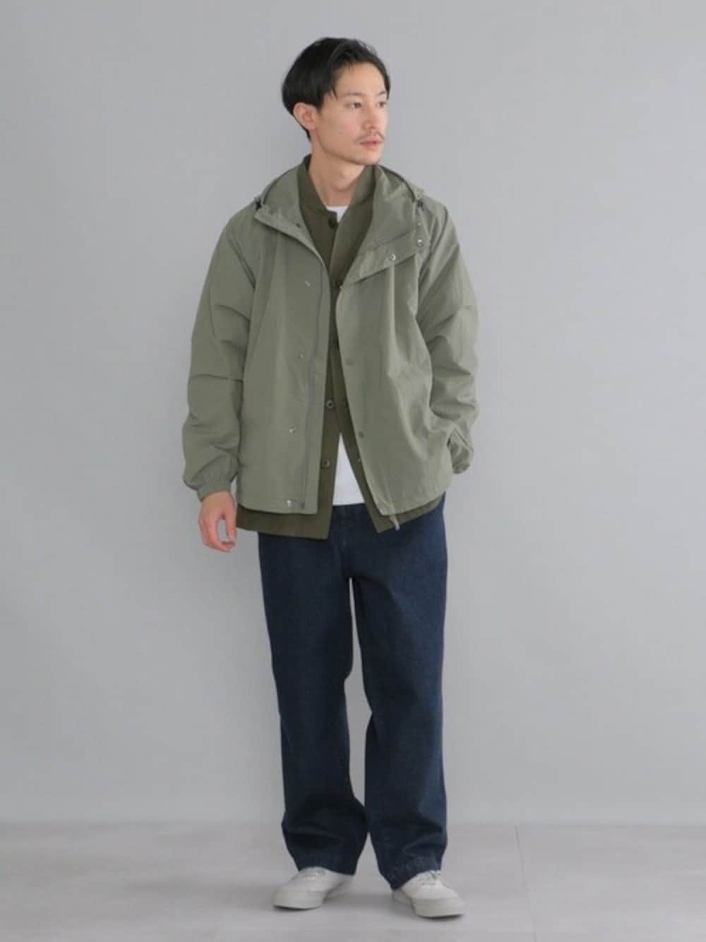 ホワイト系のTシャツ/カットソー、ブルー系のデニムパンツ、グリーン系のブルゾンを着用したメンズの春コーディネートの1枚目の写真