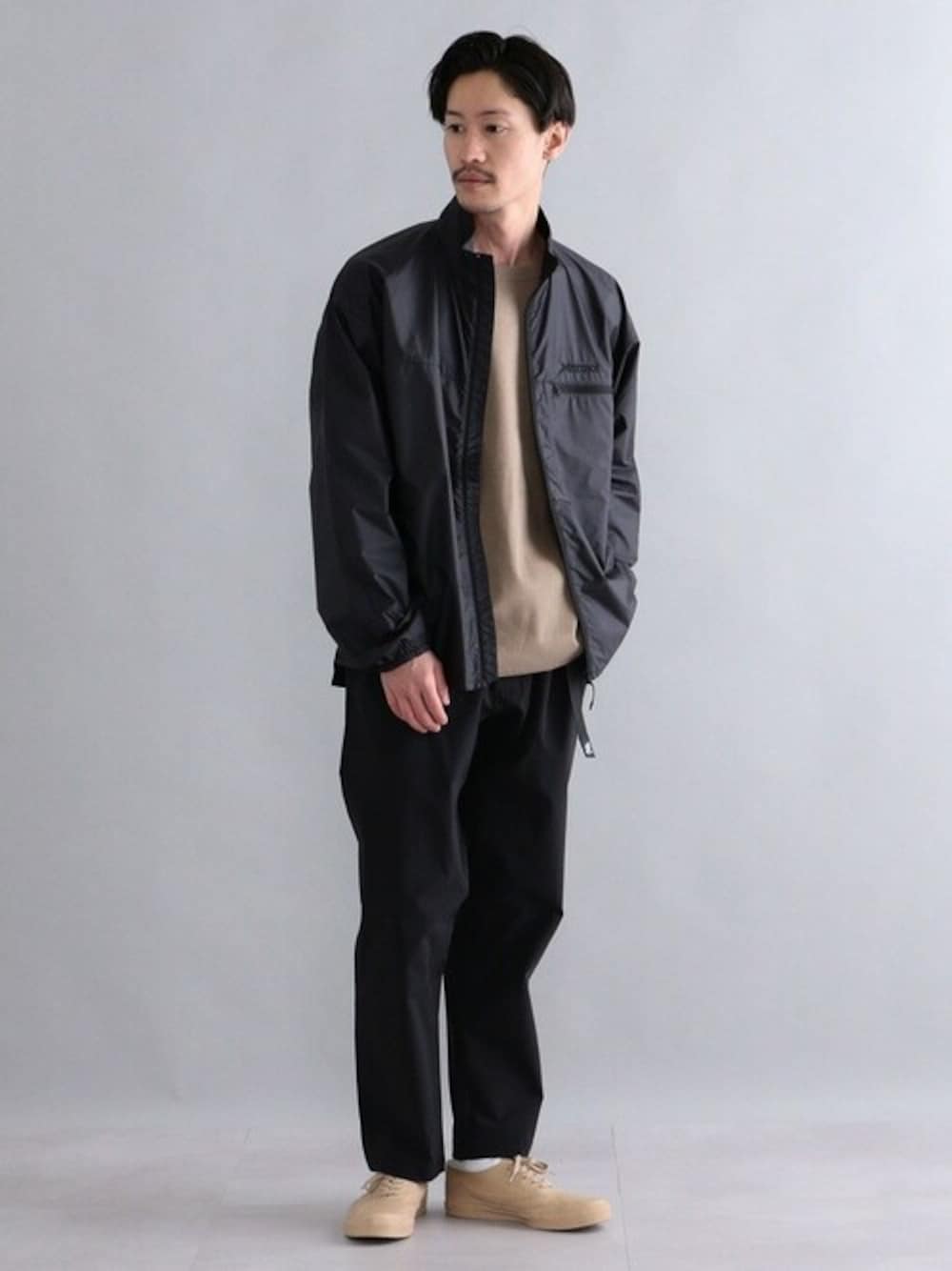 ベージュ系のTシャツ/カットソー、ブラック系のチノパンツ、ブラック系のブルゾンを着用したメンズの春コーディネートの1枚目の写真