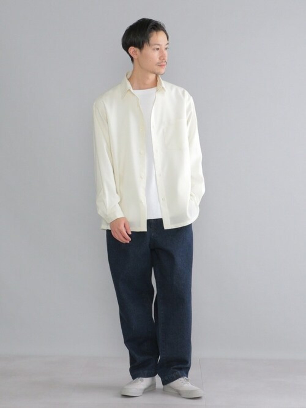 ホワイト系のシャツ/ブラウス、ホワイト系のTシャツ/カットソー、ブルー系のデニムパンツを着用したメンズの春コーディネートの1枚目の写真