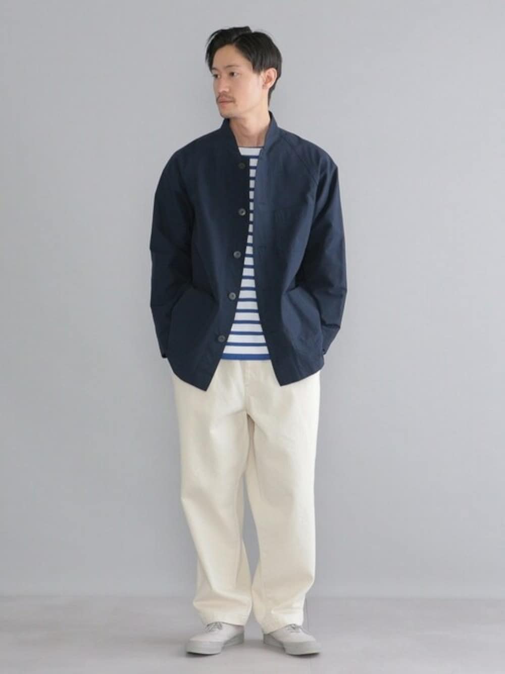 ブルー系のTシャツ/カットソー、ベージュ系のデニムパンツ、ブルー系のブルゾンを着用したメンズの春コーディネートの1枚目の写真