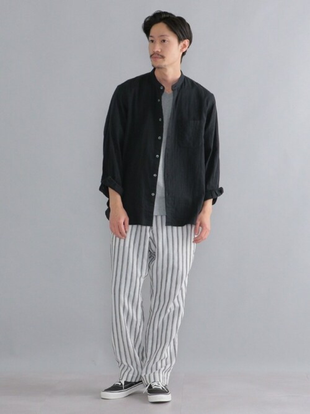 ブラック系のシャツ/ブラウス、グレー系のTシャツ/カットソー、ベージュ系のその他パンツを着用したメンズの春コーディネートの1枚目の写真