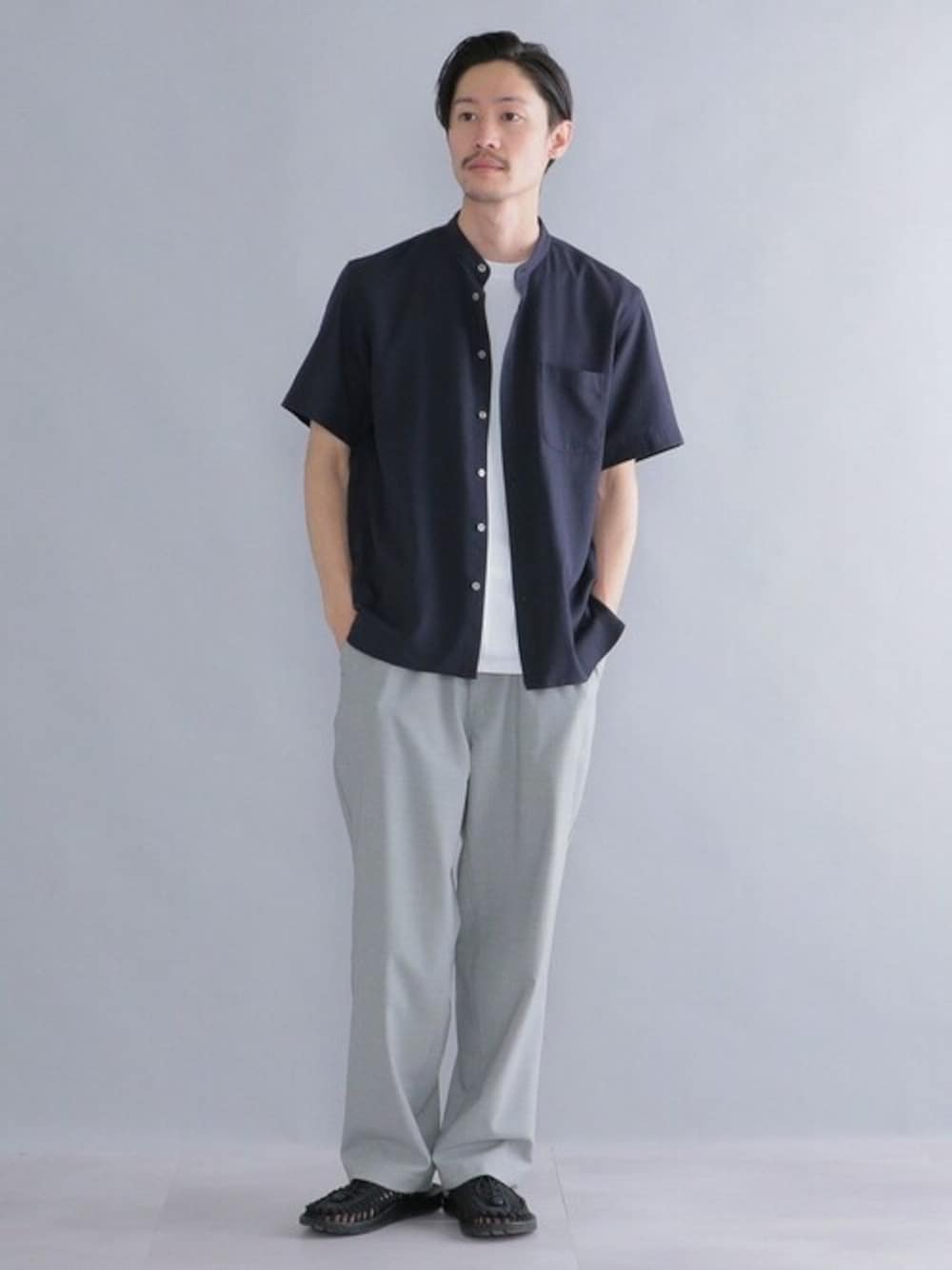 「Tシャツ、スラックス、シップス、SHIPS、keen、シャツスタイル、春夏コーデ、UNEEK」｜「SHIPSのSHIPS: テンセル/リネン バンドカラーシャツ S/S（シャツ/ブラウス、ブルー系）」を使った、安本さん（メンズ・170cm）の春コーディネートの1枚目の写真