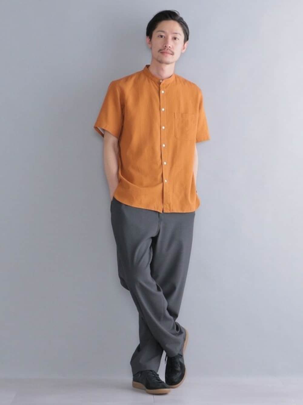 「シップス、SHIPS、春夏コーデ、カラーコーデ、バンドカラー」｜「SHIPSのSHIPS: テンセル/リネン バンドカラーシャツ S/S（シャツ/ブラウス、レッド系）」を使った、安本さん（メンズ・170cm）の春コーディネートの1枚目の写真