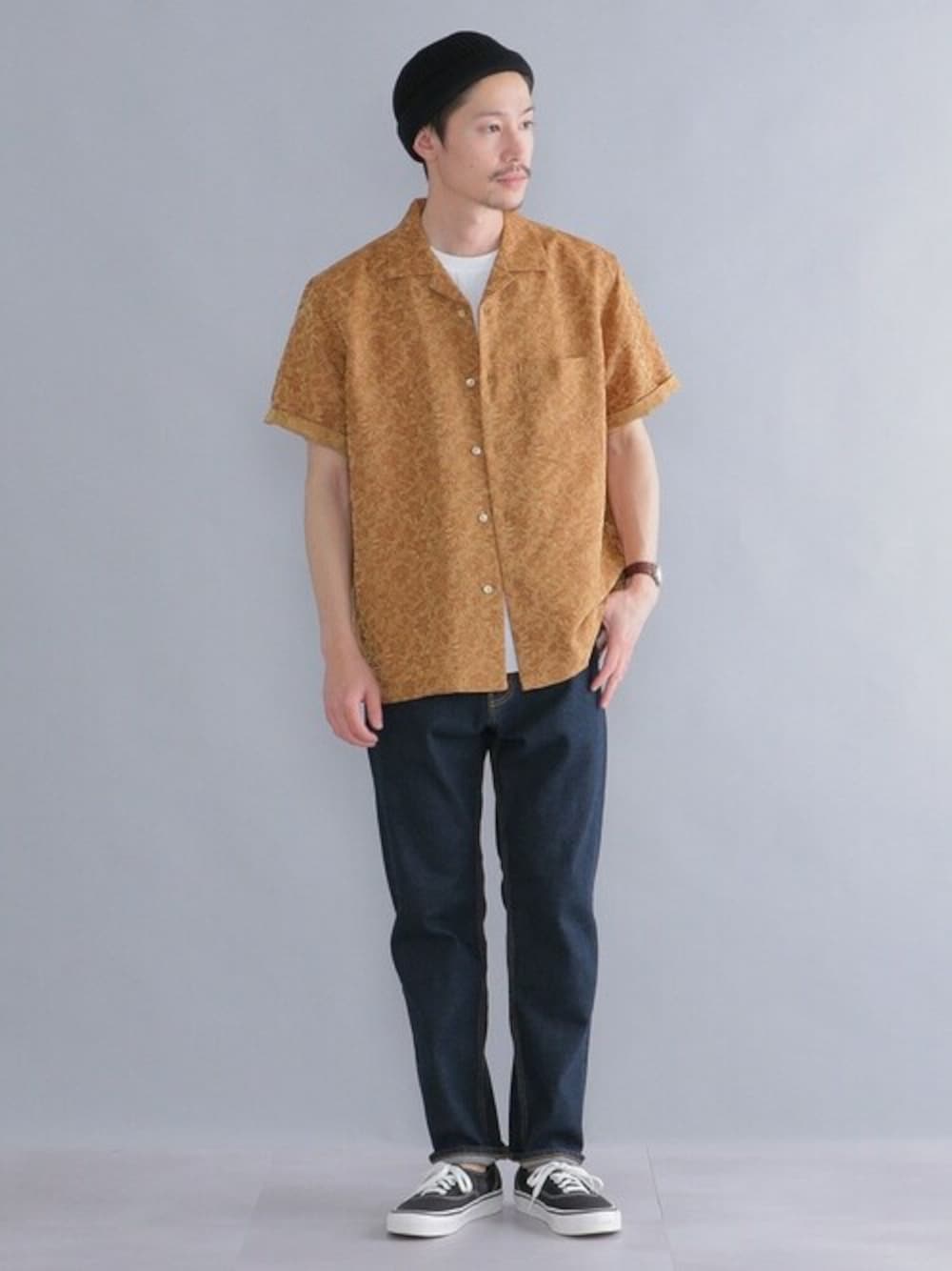 オレンジ系のシャツ/ブラウス、ホワイト系のTシャツ/カットソー、ブルー系のデニムパンツを着用したメンズの春コーディネートの1枚目の写真
