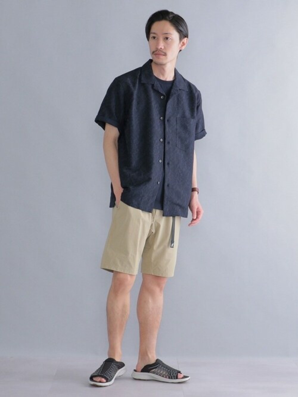 ブルー系のシャツ/ブラウス、ブラック系のTシャツ/カットソー、ブラック系のサンダルを着用したメンズの春コーディネートの1枚目の写真