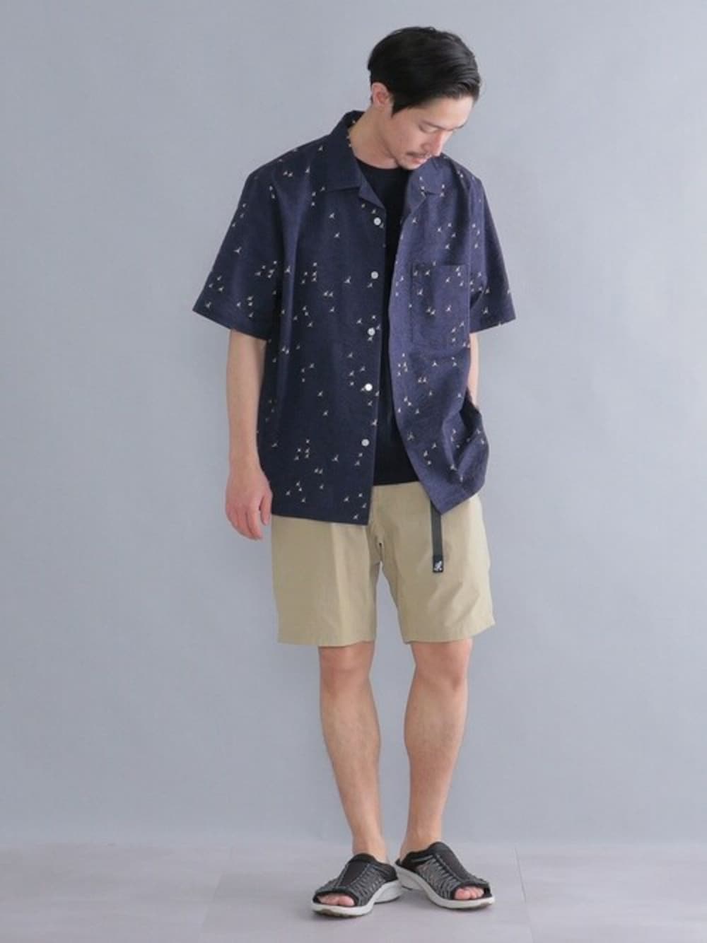 ブルー系のシャツ/ブラウス、ブラック系のTシャツ/カットソー、ブラック系のサンダルを着用したメンズの春コーディネートの1枚目の写真