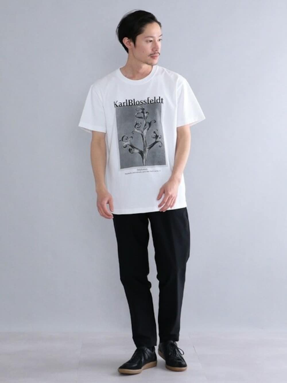 「シンプル、モノトーン、シップス、SHIPS、プリントT、夏コーデ」｜「SHIPSのSHIPS: Karl Blossfeldt フォト プリント Tシャツ（Tシャツ/カットソー、ホワイト系）」を使った、安本さん（メンズ・170cm）の春コーディネートの1枚目の写真