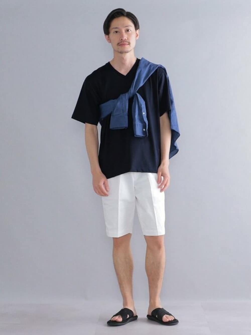 「Vネック、シップス、SHIPS、シャツスタイル、春夏コーデ、ISLAND SLIPPER」｜「SHIPSのSHIPS: SOLOTEX(R) サフィラン リネン ハイブリッド レギュラーカラーシャツ 22SS（シャツ/ブラウス、ブルー系）」を使った、安本さん（メンズ・170cm）の春コーディネートの1枚目の写真