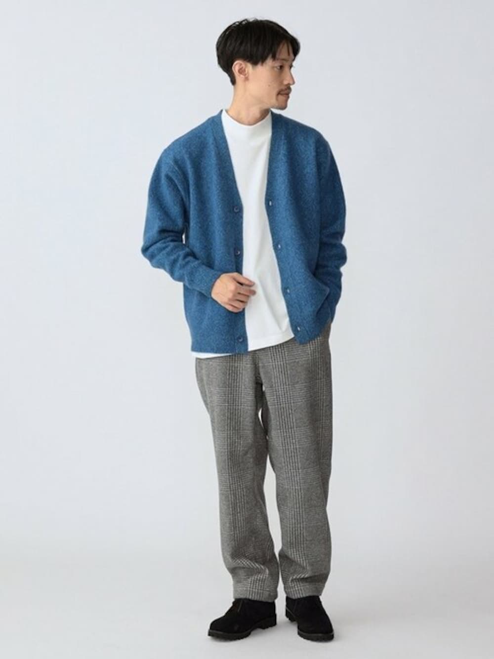 「カーディガン、ブルー、ロンT、シップス、SHIPS、イージーパンツ、チャッカーブーツ、オトナカジュアル」｜「SHIPSのSHIPS: シュリンク ウール メランジ Vネック カーディガン（カーディガン/ボレロ、ブルー系）」を使った、安本さん（メンズ・170cm）の秋コーディネートの1枚目の写真