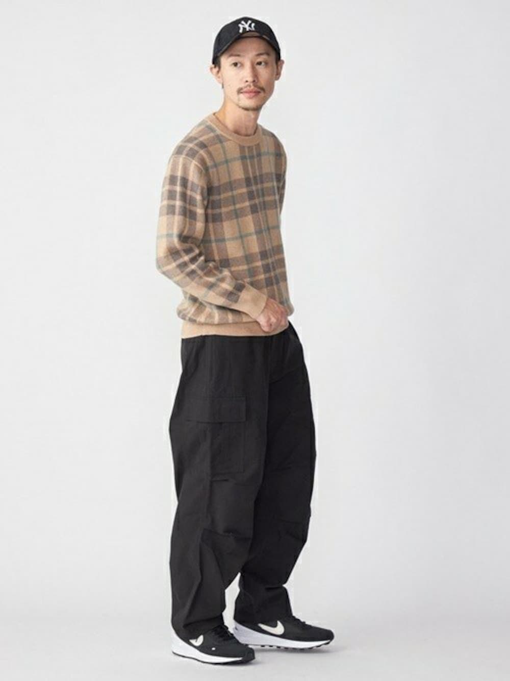 「チェック、NIKE、NEW ERA、シップス、SHIPS、ルーズシルエット」｜「SHIPSのSHIPS:〈手洗い可能〉コットン カシミヤ チェック クルーネックニット（ニット/セーター、イエロー系）」を使った、安本さん（メンズ・170cm）の秋コーディネートの1枚目の写真