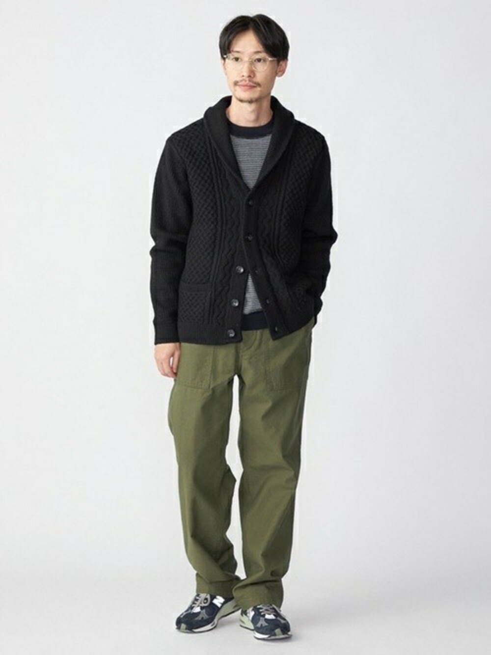 「ボーダー、シップス、SHIPS、アランニット、ニットオンニット」｜「SHIPSのSHIPS STANDARD: FINX COTTON バックツイル ベイカーパンツ（カーゴパンツ、グリーン系）」を使った、安本さん（メンズ・170cm）の秋コーディネートの1枚目の写真