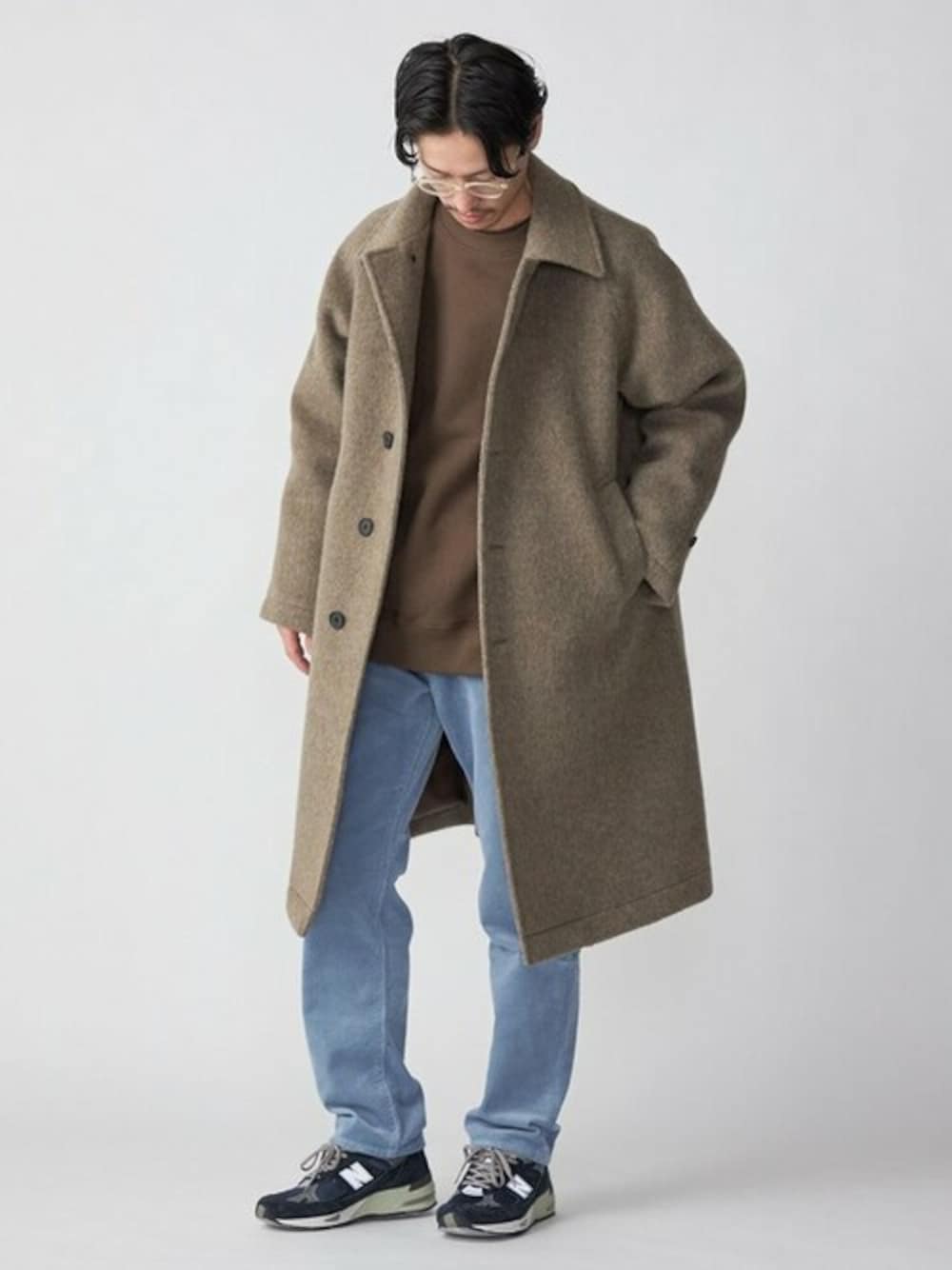 「冬コーデ、コーデュロイパンツ、シップス、SHIPS、ラグランコート」｜「SHIPSのSHIPS: ウール シャギー ボンディング ラグランコート（ステンカラーコート、ベージュ系）」を使った、安本さん（メンズ・170cm）の冬コーディネートの1枚目の写真