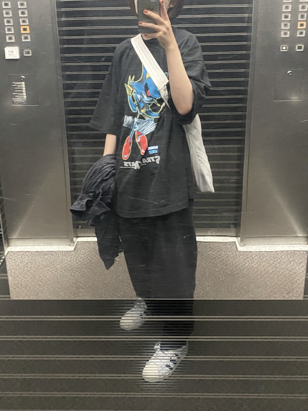「STRAY RATS、ソニックザヘッジホッグ、puebco、adidas superstar、スニーカー、休日スタイル、オールブラック、Tシャツ、オーバーサイズ、ストリート」｜「STRAY RATSのアイテム（Tシャツ/カットソー、ブラック系）」を使った、moriさん（レディース・159cm）の春コーディネートの1枚目の写真