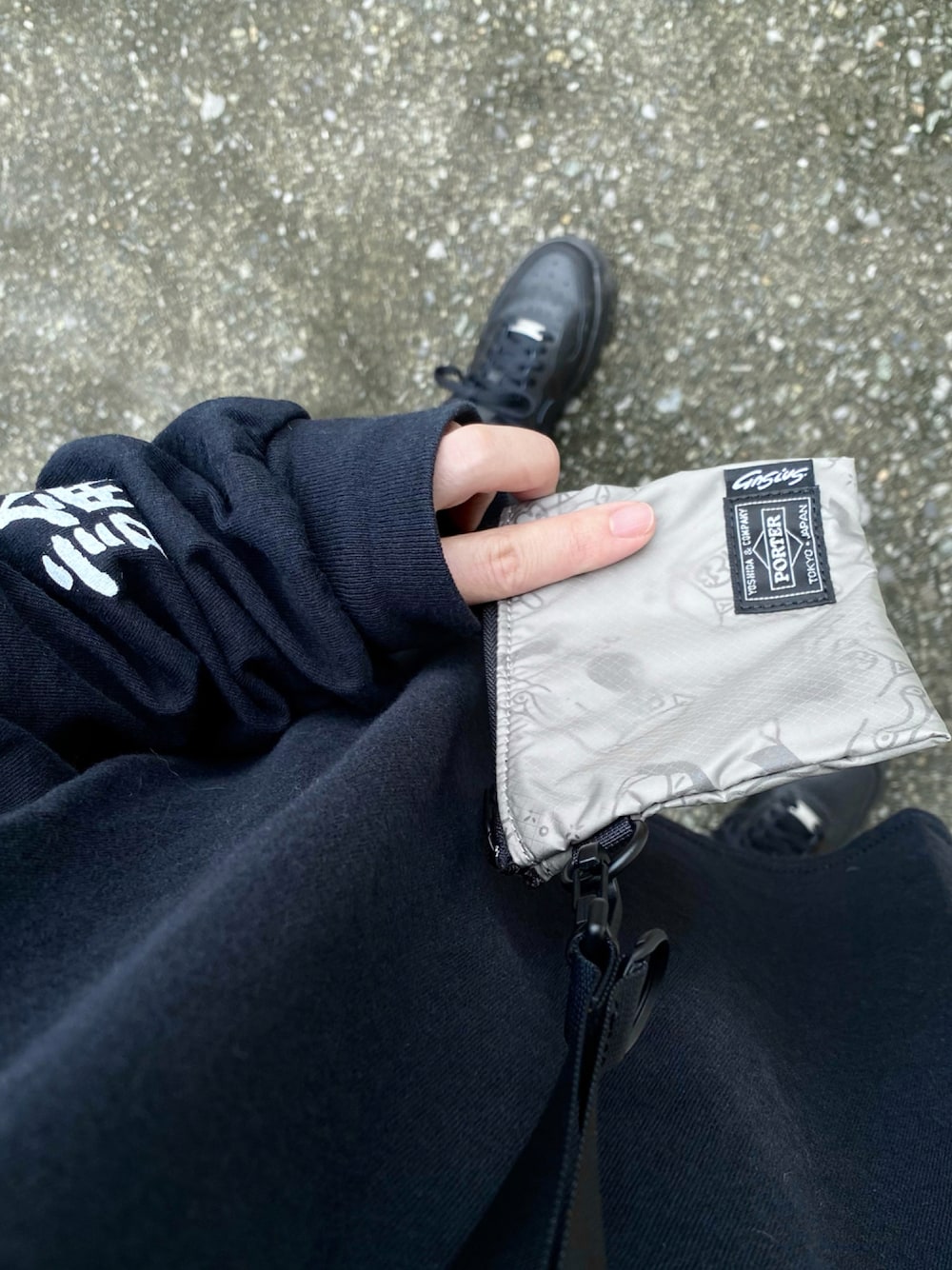 「オールブラック、PORTER、GASIUS」｜「PORTERのアイテム（ポーチ、グレー系）」を使った、moriさん（レディース・159cm）の秋コーディネートの1枚目の写真