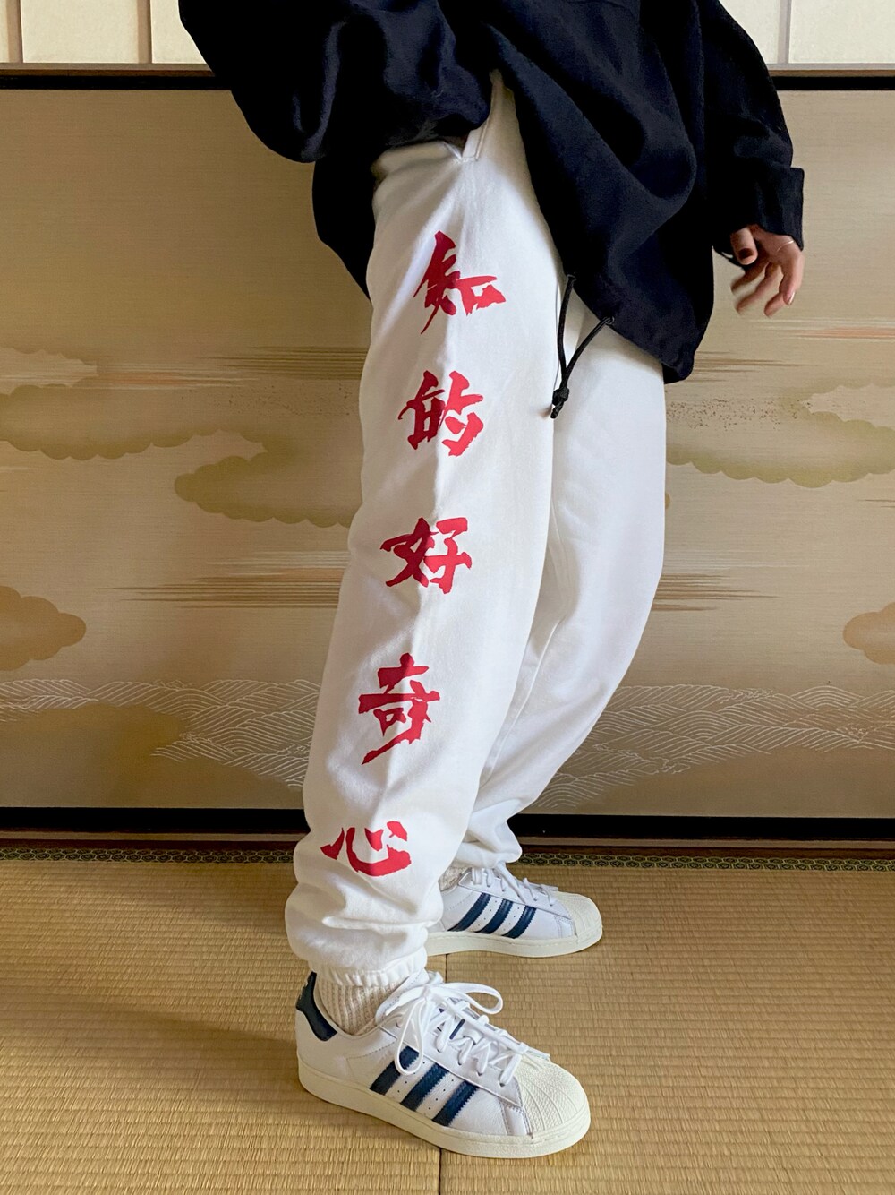 「スニーカー、adidas、レイヤードスタイル、メンズライク、白スニーカー、古着MIX、秋服、アノラックパーカー、adidas superstar、POCTPOCT」｜「POCTPOCTのアイテム（スウェットパンツ、ホワイト系）」を使った、moriさん（レディース・159cm）の秋コーディネートの1枚目の写真