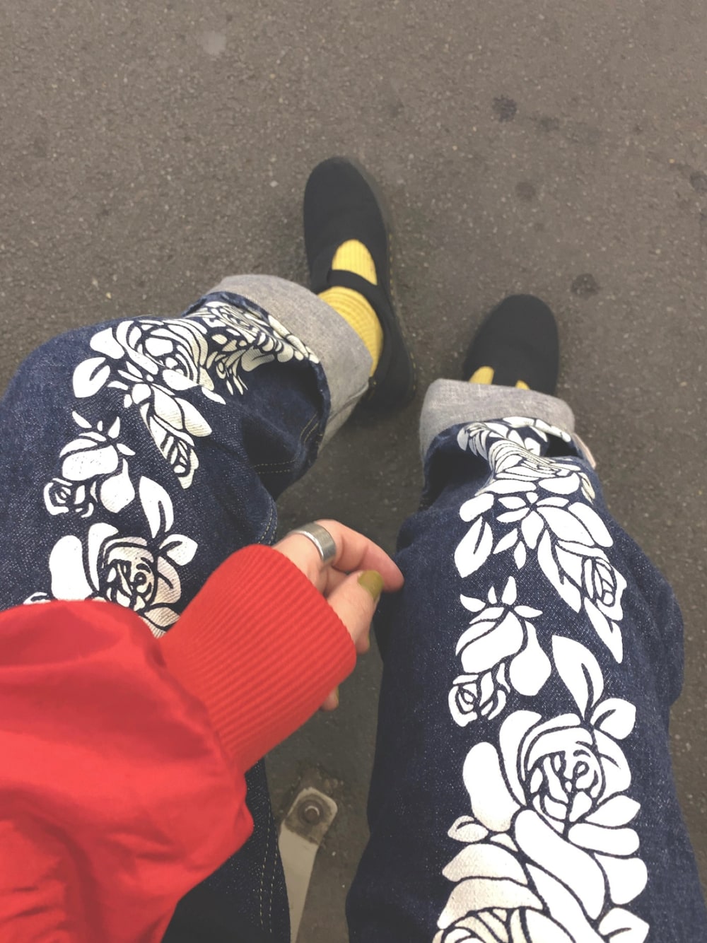 「ozone community、オゾンコミュニティー、adidas、カンフーシューズ、春コーデ、デニム、デニムパンツ、オトナカジュアル、カラーソックス、古着」｜「OZONE COMMUNITYのアイテム（デニムパンツ、ブルー系）」を使った、moriさん（レディース・159cm）の春コーディネートの1枚目の写真