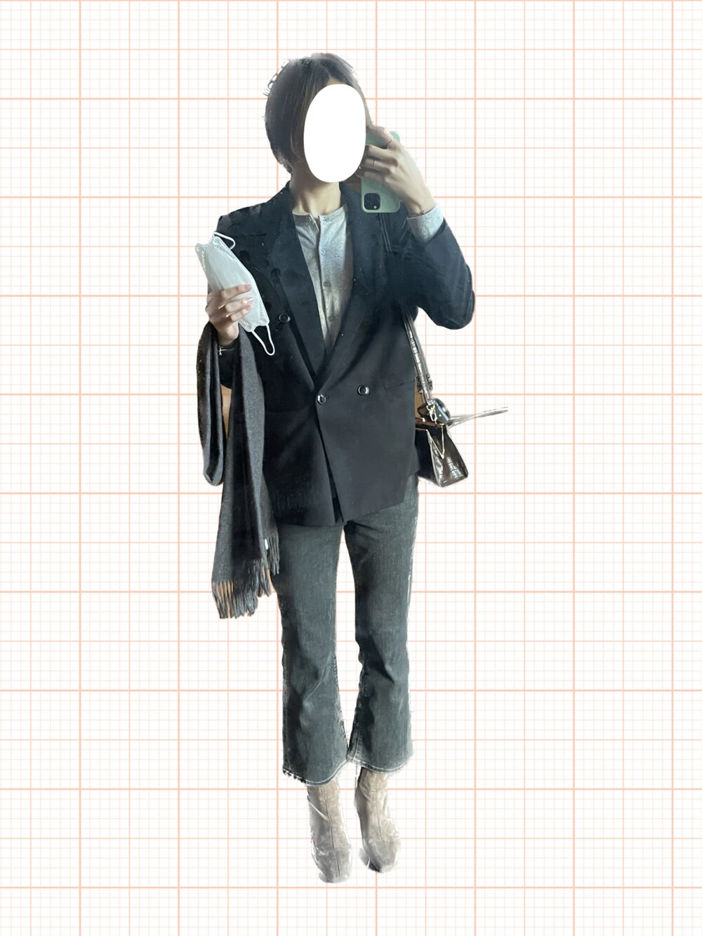 ブラック系のテーラードジャケット、グレー系のカーディガン/ボレロ、ブラウン系のハンドバッグを着用したレディースの冬コーディネートの1枚目の写真