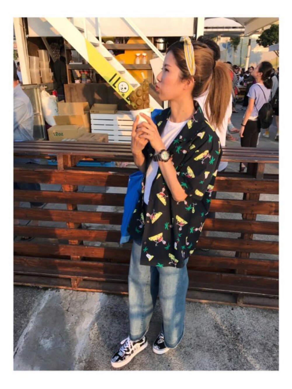 「URBAN RESEARCHのアイテム（デニムパンツ、ブルー系）」を使った、CLさん（レディース・165cm）の秋コーディネートの1枚目の写真